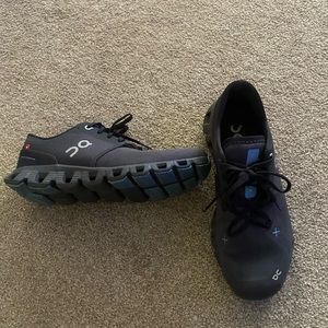 Men’s On Cloud Shoes Size 9